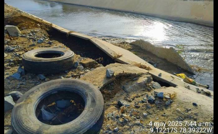 Desborde de poza construida por invasores destruye paños en canal principal de Chinecas